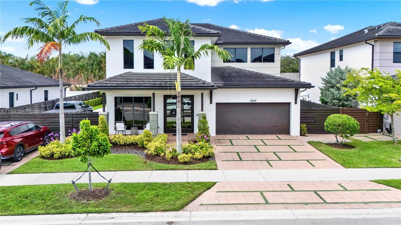 最近售出: $1,200,000 (4 贝兹, 3 浴室, 2847 平方英尺)