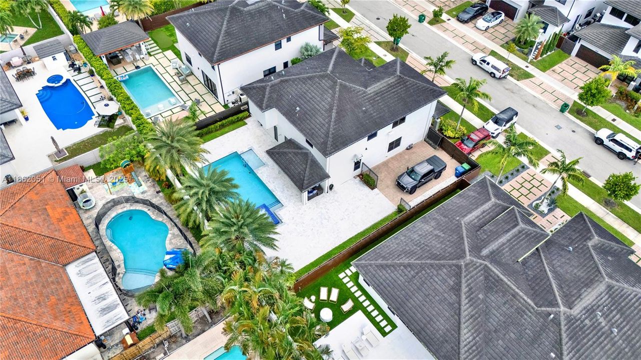 最近售出: $1,200,000 (4 贝兹, 3 浴室, 2847 平方英尺)