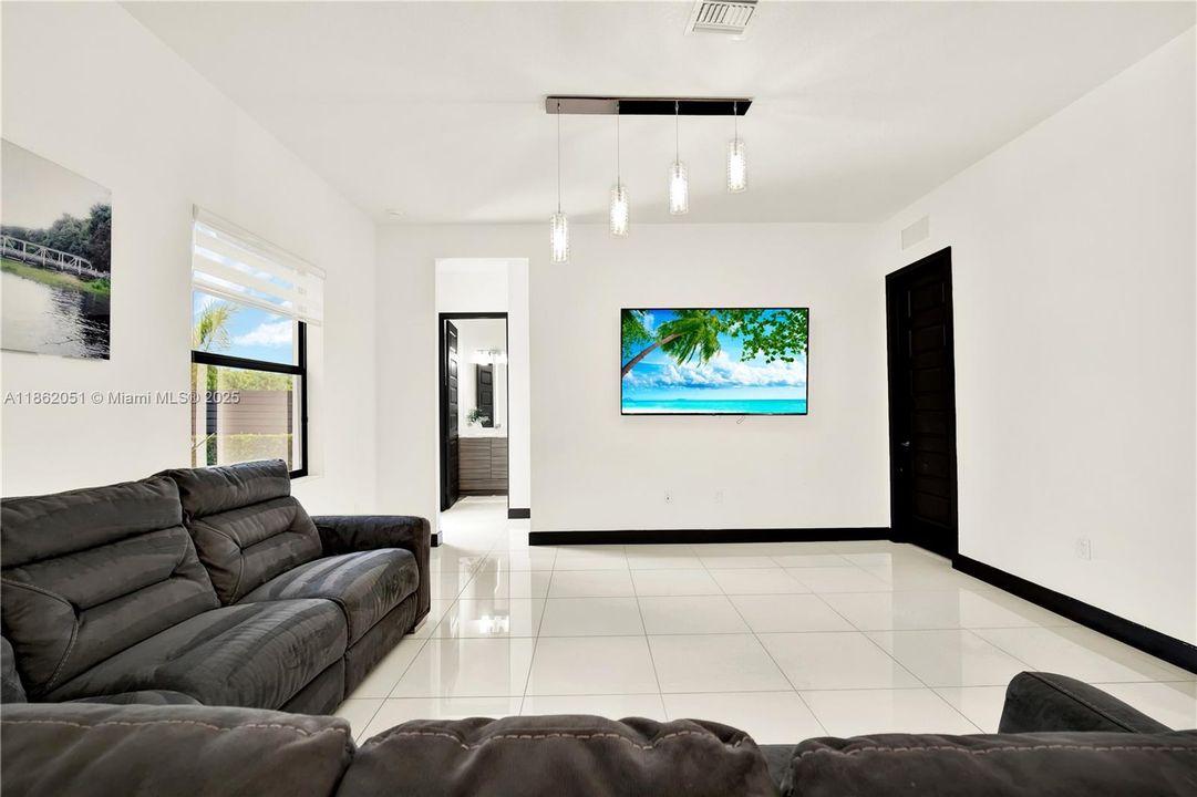 最近售出: $1,200,000 (4 贝兹, 3 浴室, 2847 平方英尺)