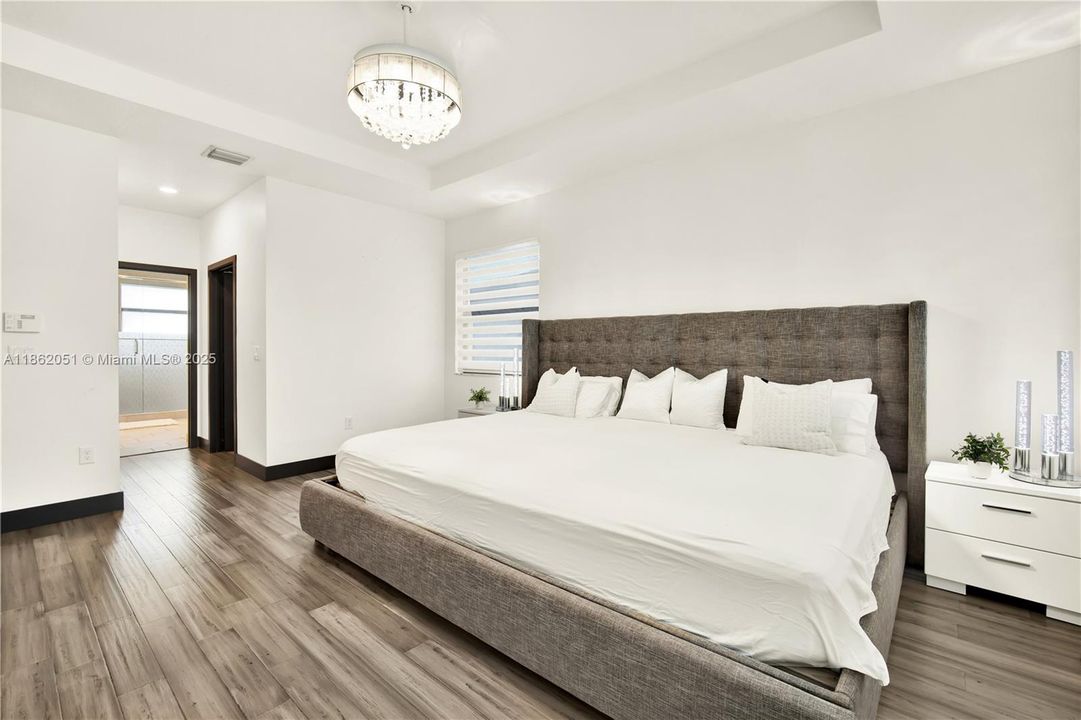 最近售出: $1,200,000 (4 贝兹, 3 浴室, 2847 平方英尺)