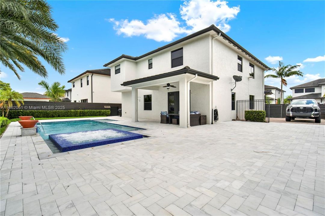 最近售出: $1,200,000 (4 贝兹, 3 浴室, 2847 平方英尺)