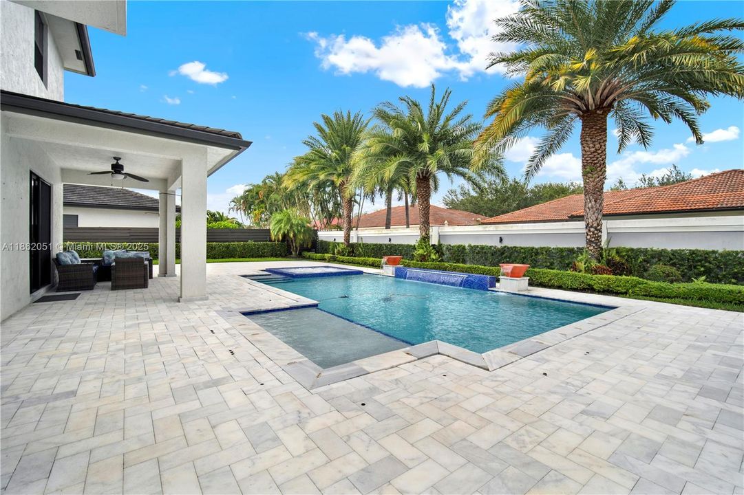 最近售出: $1,200,000 (4 贝兹, 3 浴室, 2847 平方英尺)