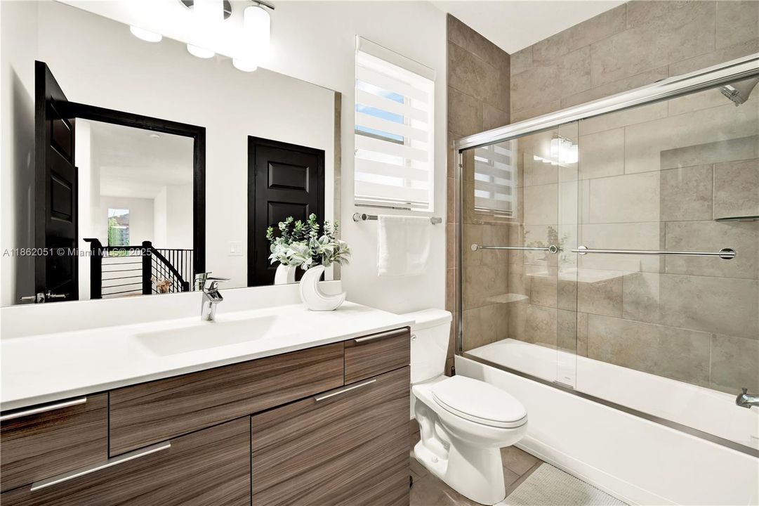 最近售出: $1,200,000 (4 贝兹, 3 浴室, 2847 平方英尺)