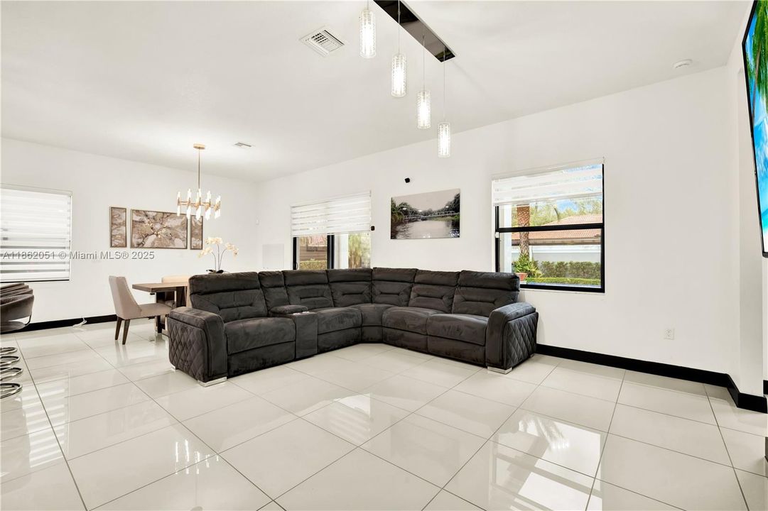 最近售出: $1,200,000 (4 贝兹, 3 浴室, 2847 平方英尺)