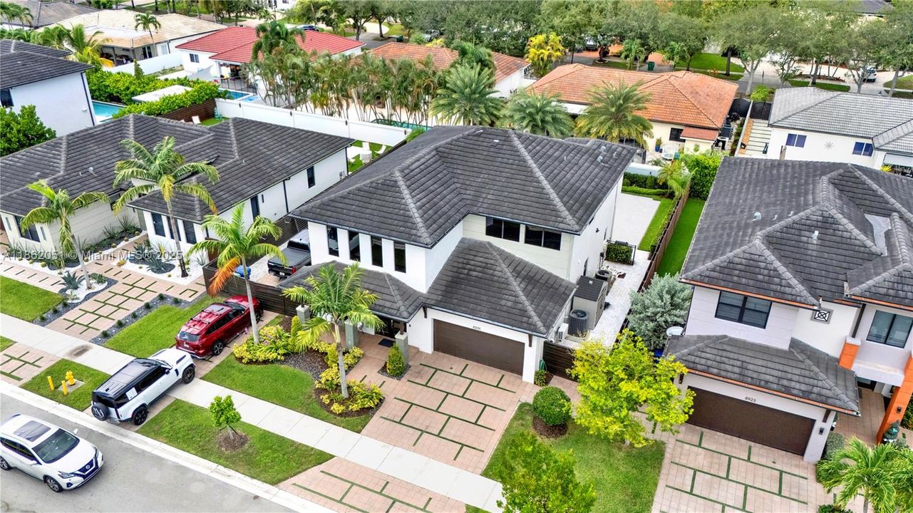 最近售出: $1,200,000 (4 贝兹, 3 浴室, 2847 平方英尺)