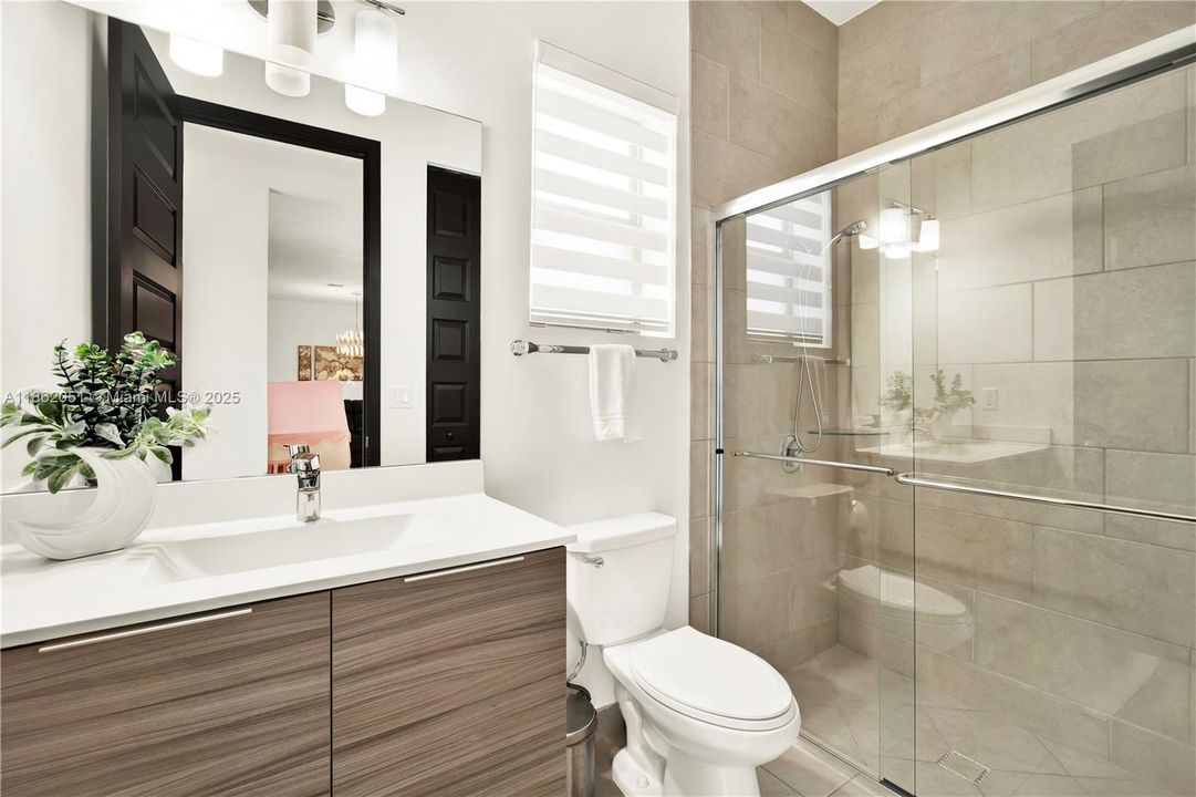 最近售出: $1,200,000 (4 贝兹, 3 浴室, 2847 平方英尺)