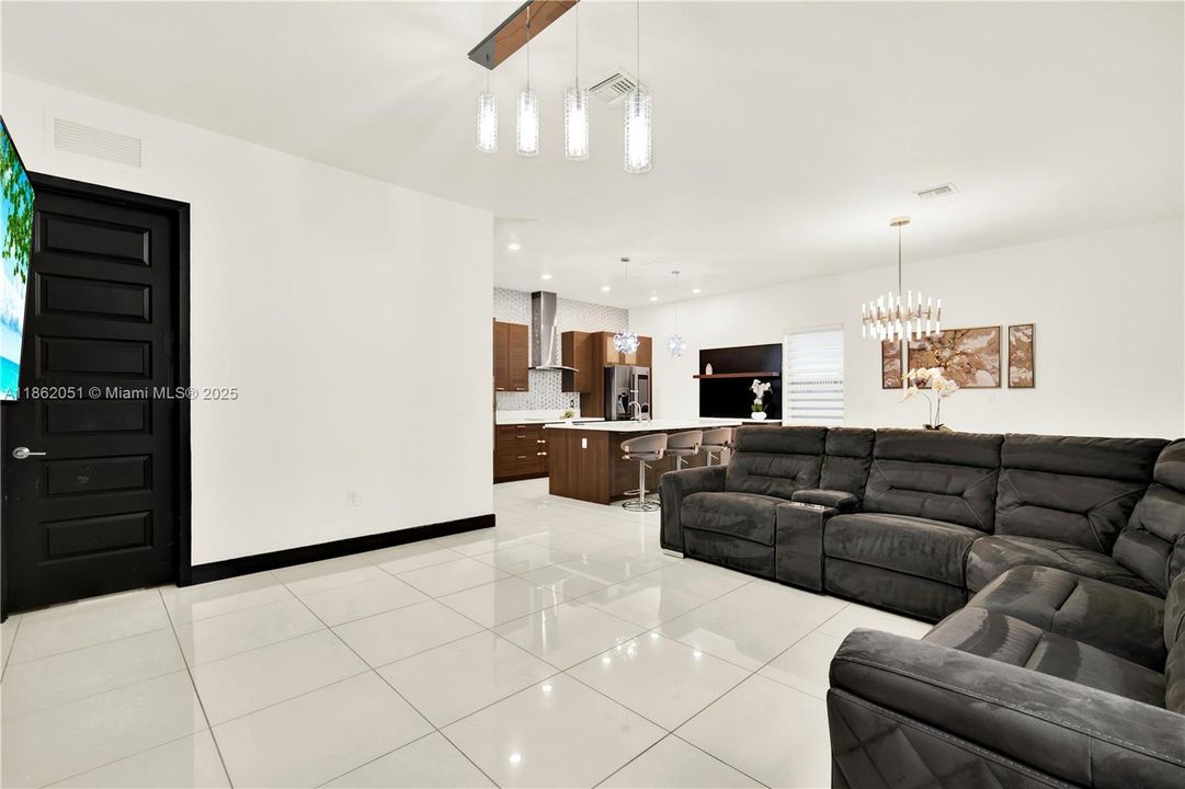 最近售出: $1,200,000 (4 贝兹, 3 浴室, 2847 平方英尺)