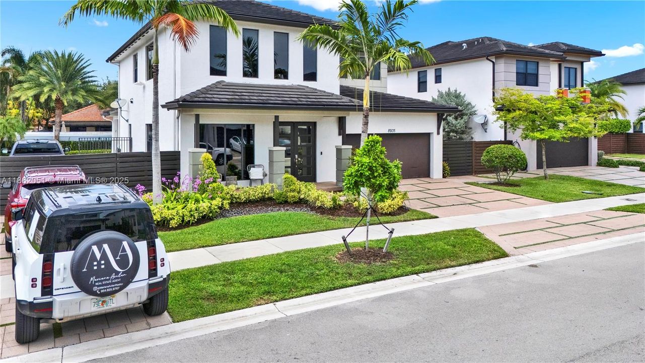 最近售出: $1,200,000 (4 贝兹, 3 浴室, 2847 平方英尺)