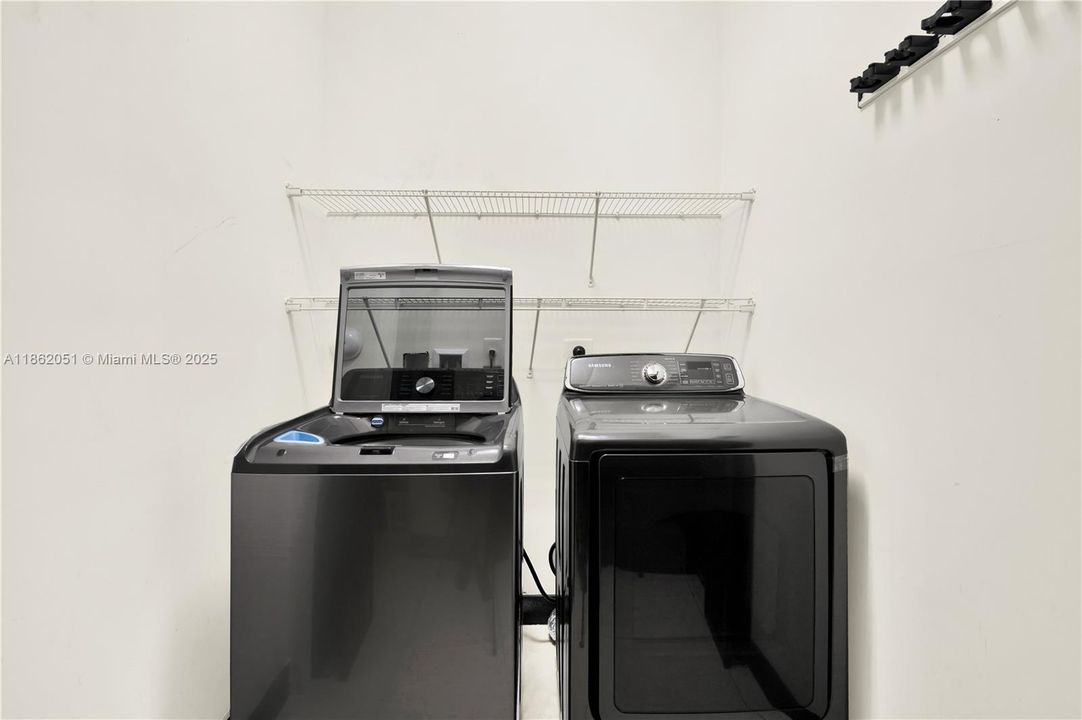 最近售出: $1,200,000 (4 贝兹, 3 浴室, 2847 平方英尺)