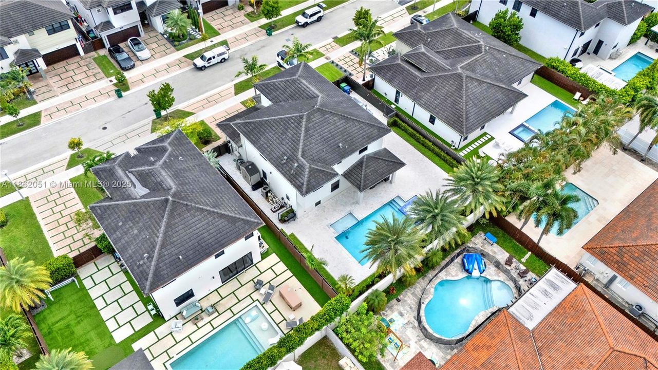 最近售出: $1,200,000 (4 贝兹, 3 浴室, 2847 平方英尺)