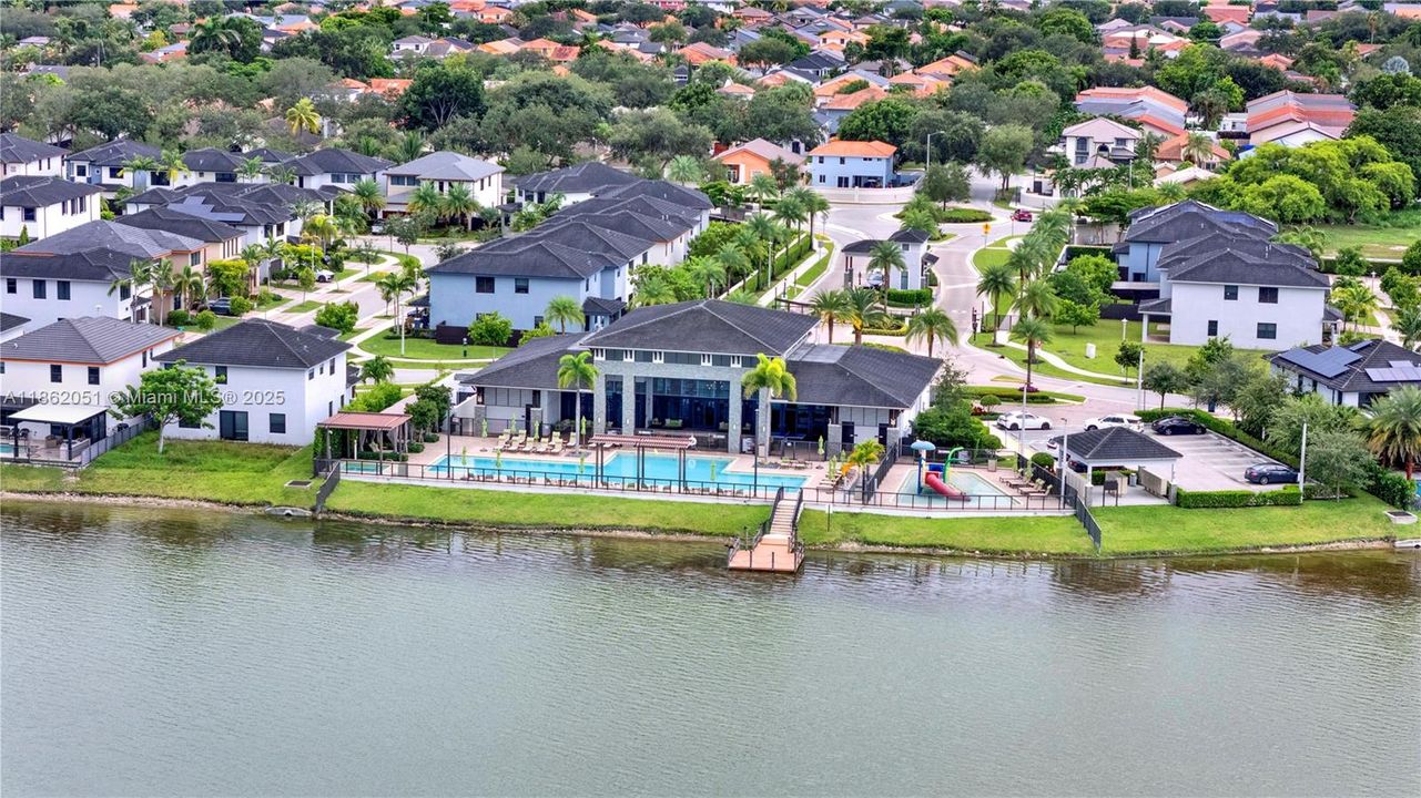 最近售出: $1,200,000 (4 贝兹, 3 浴室, 2847 平方英尺)