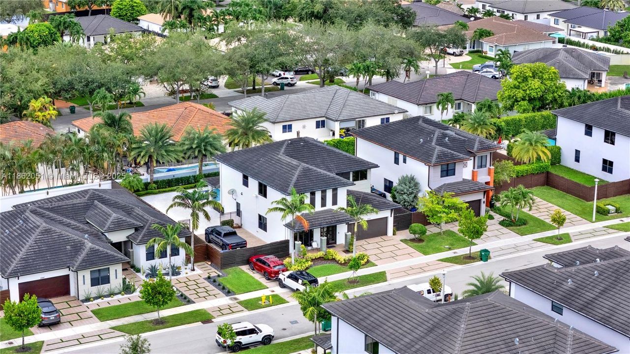 最近售出: $1,200,000 (4 贝兹, 3 浴室, 2847 平方英尺)