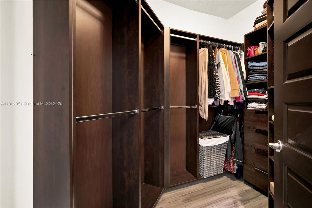 最近售出: $1,200,000 (4 贝兹, 3 浴室, 2847 平方英尺)