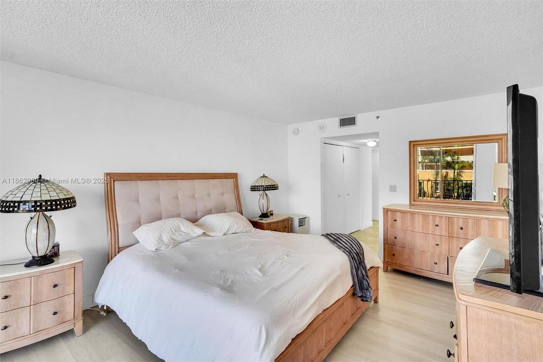 For Sale: $519,000 (1 beds, 2 baths, 1200 Square Feet)