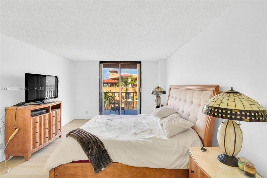 For Sale: $519,000 (1 beds, 2 baths, 1200 Square Feet)