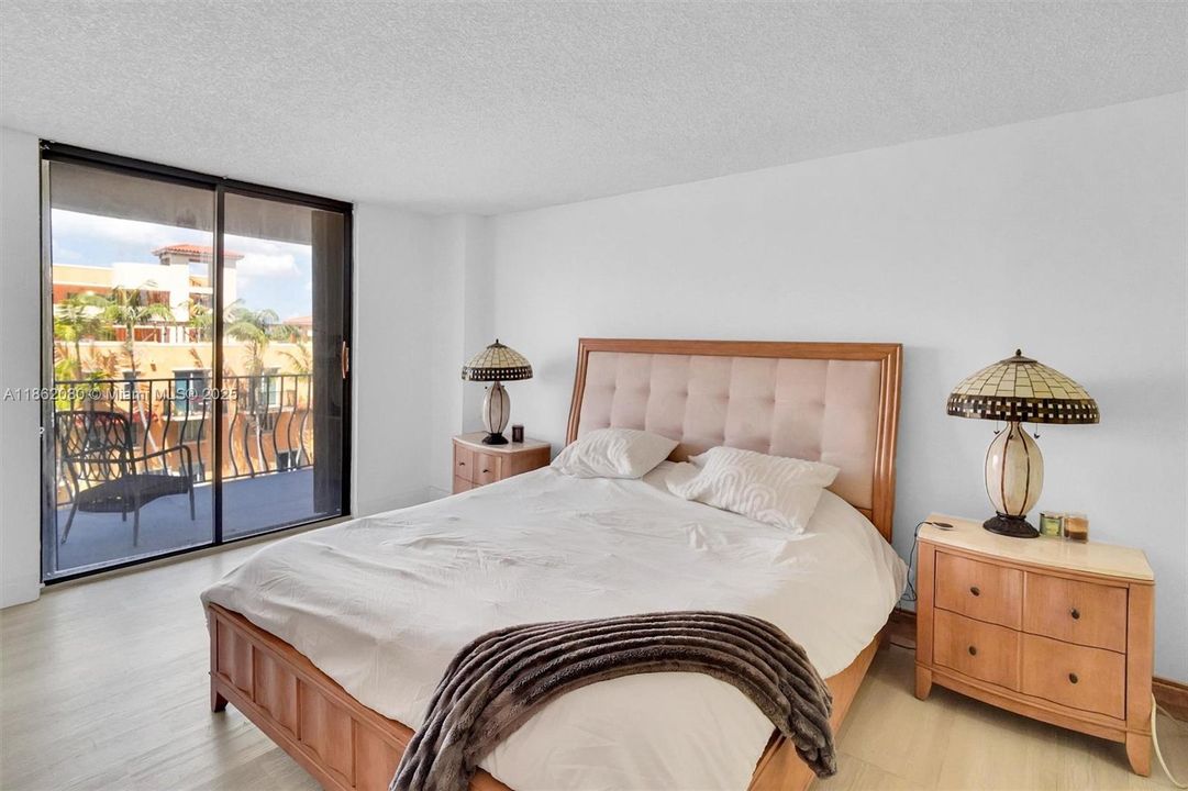 For Sale: $519,000 (1 beds, 2 baths, 1200 Square Feet)