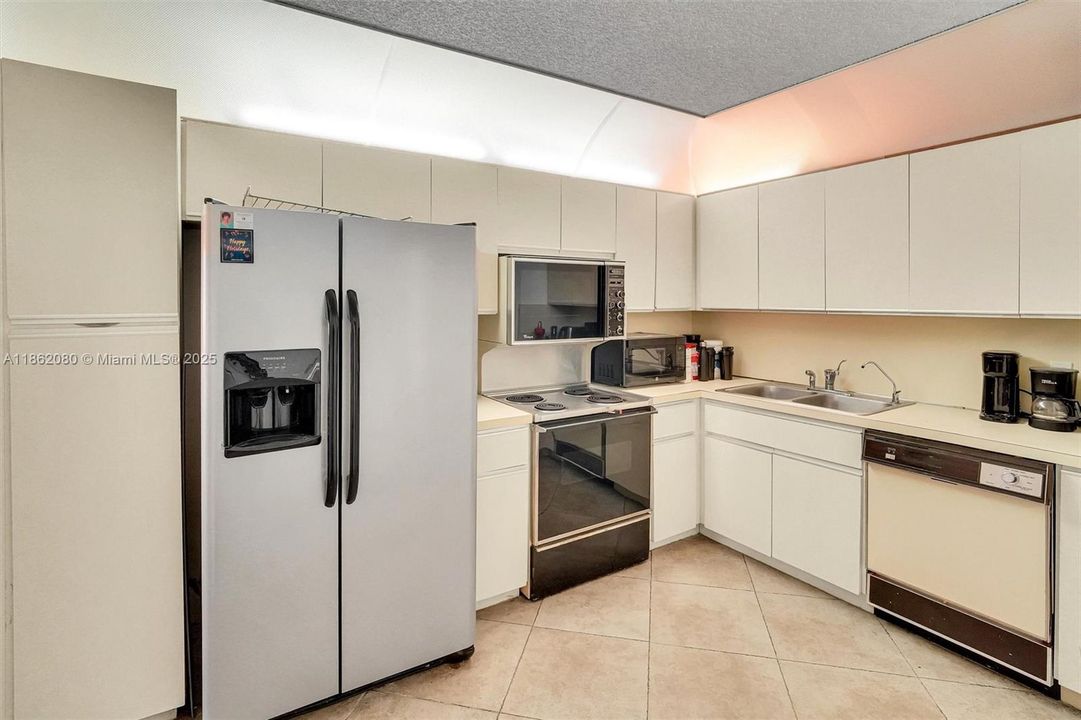 For Sale: $519,000 (1 beds, 2 baths, 1200 Square Feet)
