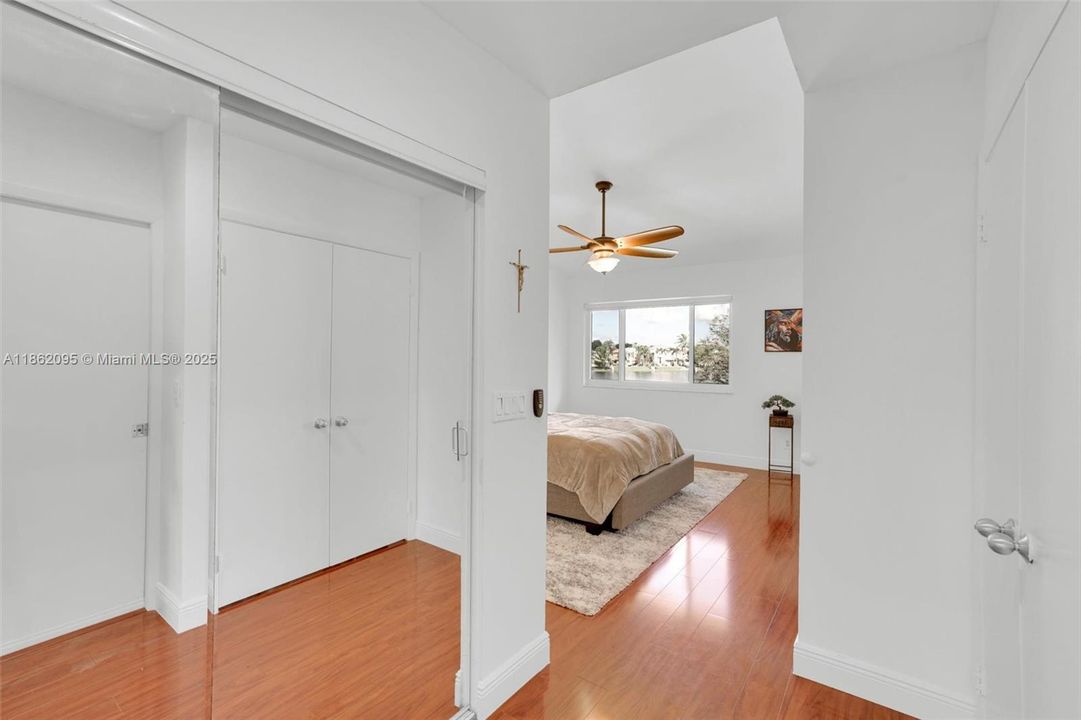 Active With Contract: $335,000 (1 beds, 1 baths, 1059 Square Feet)