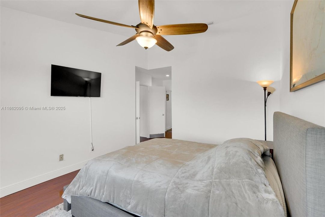 Active With Contract: $335,000 (1 beds, 1 baths, 1059 Square Feet)