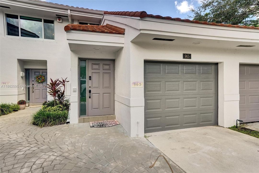 Active With Contract: $335,000 (1 beds, 1 baths, 1059 Square Feet)