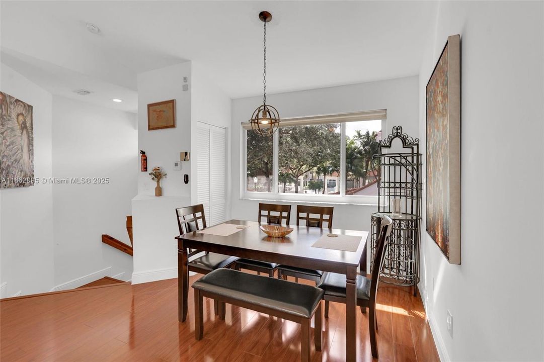 Active With Contract: $335,000 (1 beds, 1 baths, 1059 Square Feet)