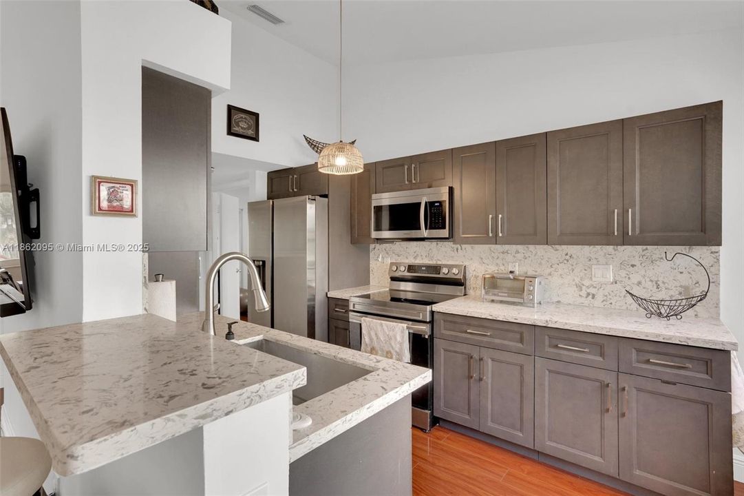 Active With Contract: $335,000 (1 beds, 1 baths, 1059 Square Feet)