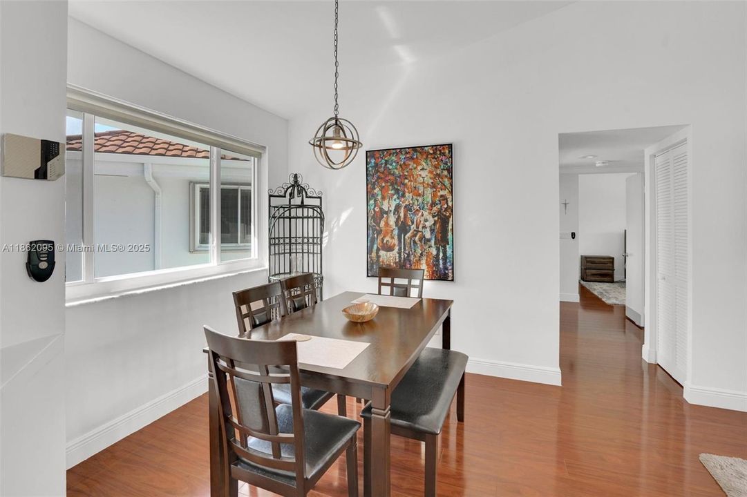 Active With Contract: $335,000 (1 beds, 1 baths, 1059 Square Feet)