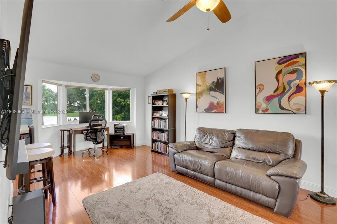 Active With Contract: $335,000 (1 beds, 1 baths, 1059 Square Feet)