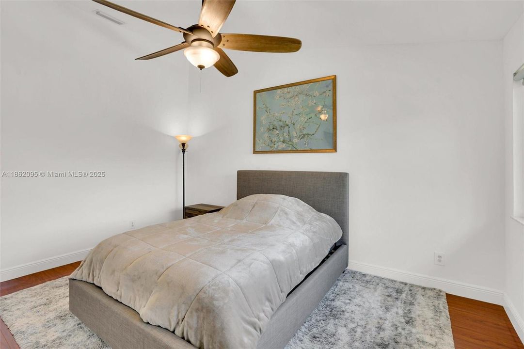 Active With Contract: $335,000 (1 beds, 1 baths, 1059 Square Feet)