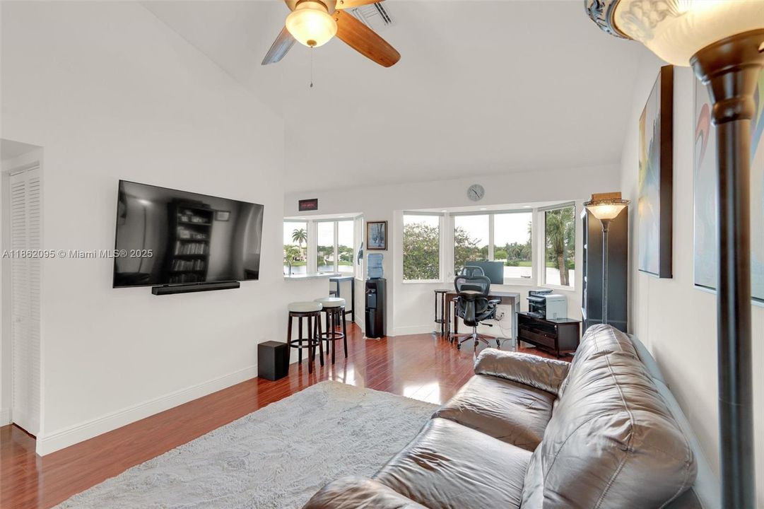 Active With Contract: $335,000 (1 beds, 1 baths, 1059 Square Feet)