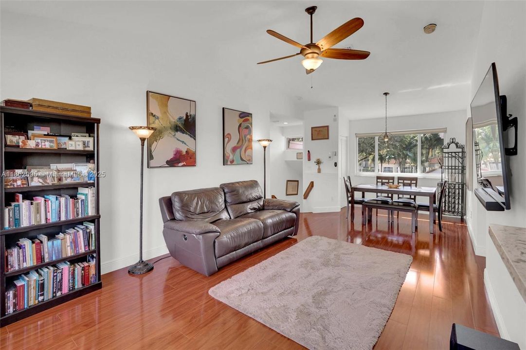 Active With Contract: $335,000 (1 beds, 1 baths, 1059 Square Feet)