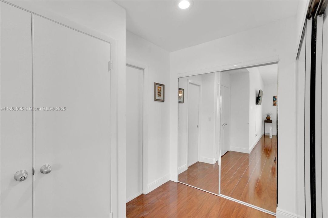 Active With Contract: $335,000 (1 beds, 1 baths, 1059 Square Feet)