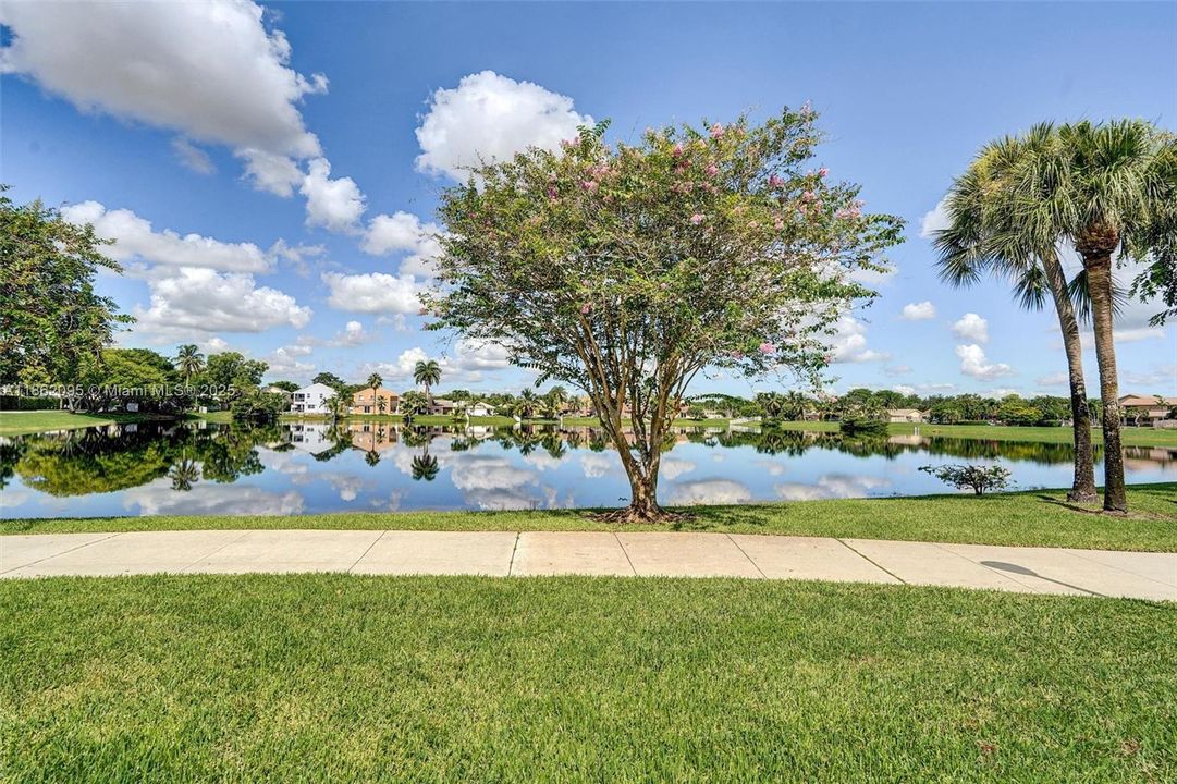 Active With Contract: $335,000 (1 beds, 1 baths, 1059 Square Feet)