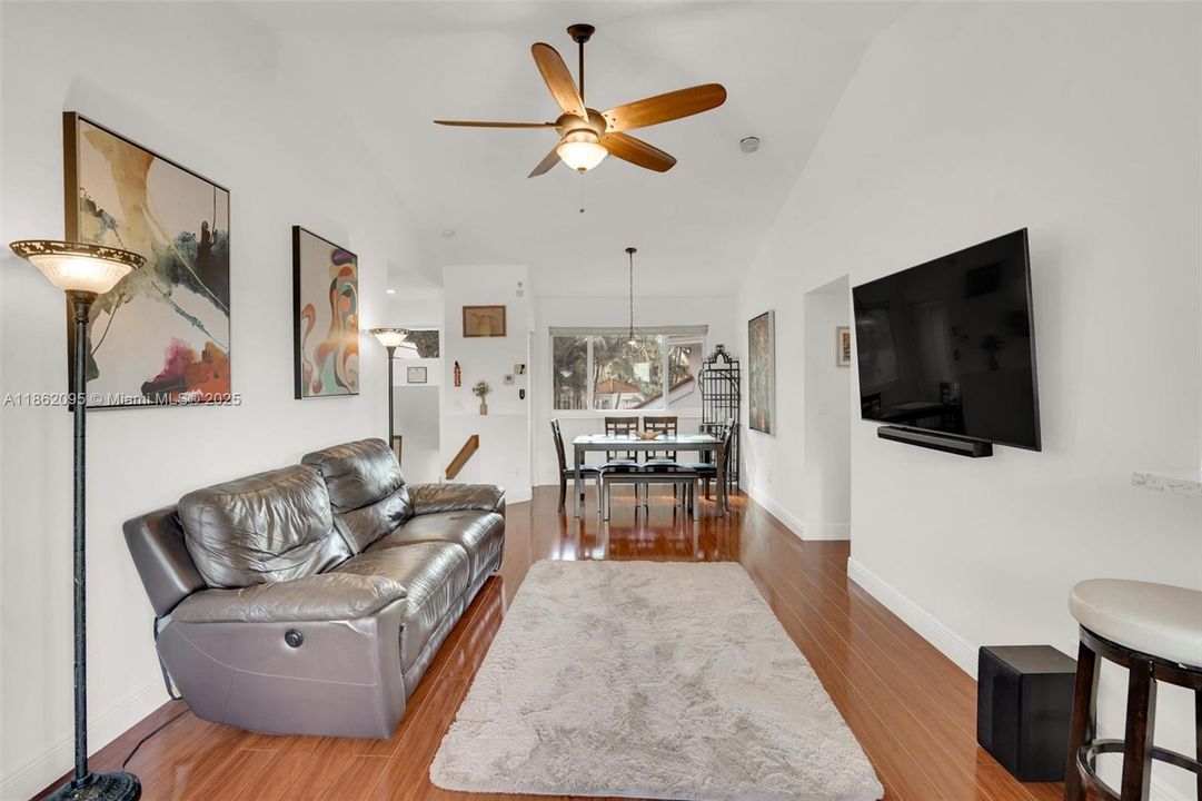 Active With Contract: $335,000 (1 beds, 1 baths, 1059 Square Feet)
