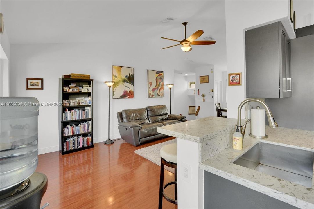 Active With Contract: $335,000 (1 beds, 1 baths, 1059 Square Feet)