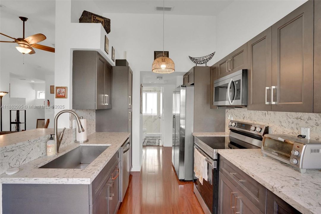 Active With Contract: $335,000 (1 beds, 1 baths, 1059 Square Feet)