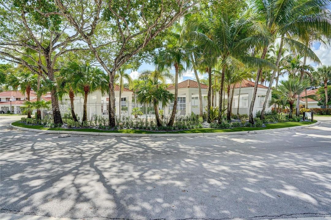 Active With Contract: $335,000 (1 beds, 1 baths, 1059 Square Feet)