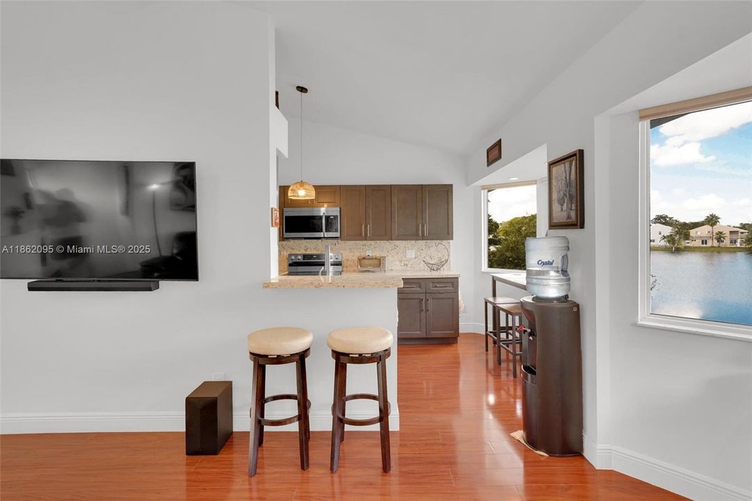 Active With Contract: $335,000 (1 beds, 1 baths, 1059 Square Feet)