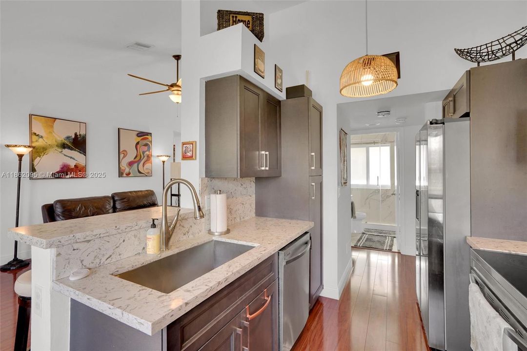 Active With Contract: $335,000 (1 beds, 1 baths, 1059 Square Feet)