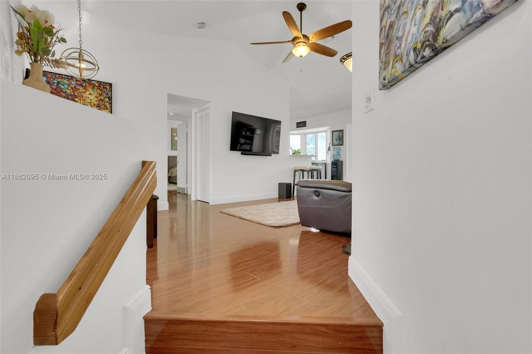 Active With Contract: $335,000 (1 beds, 1 baths, 1059 Square Feet)