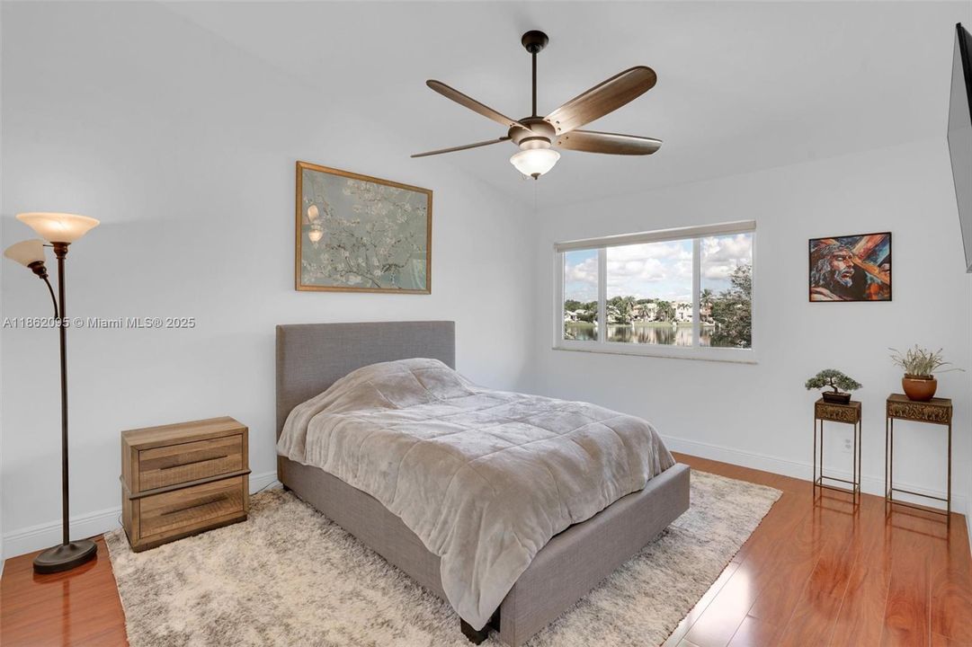 Active With Contract: $335,000 (1 beds, 1 baths, 1059 Square Feet)