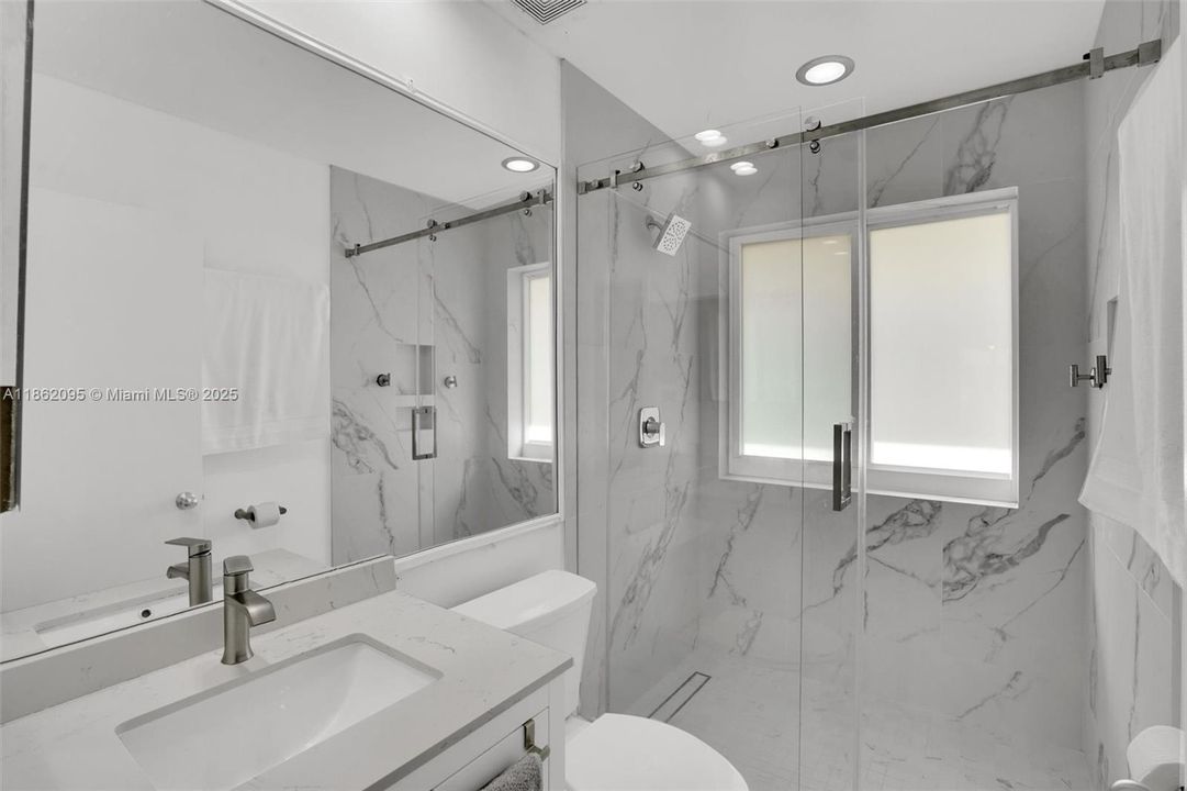 Active With Contract: $335,000 (1 beds, 1 baths, 1059 Square Feet)