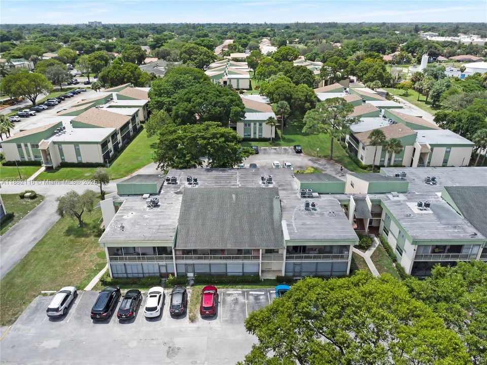 Под контрактом: $165,000 (2 спален, 2 ванн, 1085 Квадратных фут)