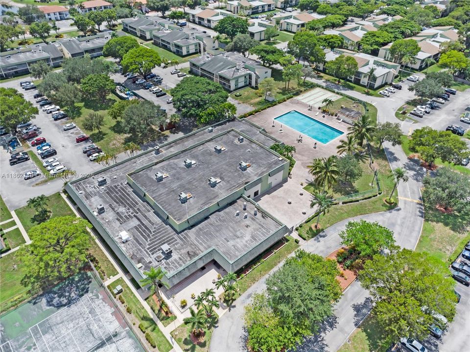 Под контрактом: $165,000 (2 спален, 2 ванн, 1085 Квадратных фут)