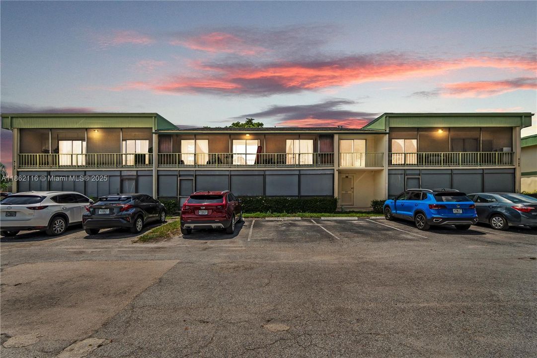 Под контрактом: $165,000 (2 спален, 2 ванн, 1085 Квадратных фут)