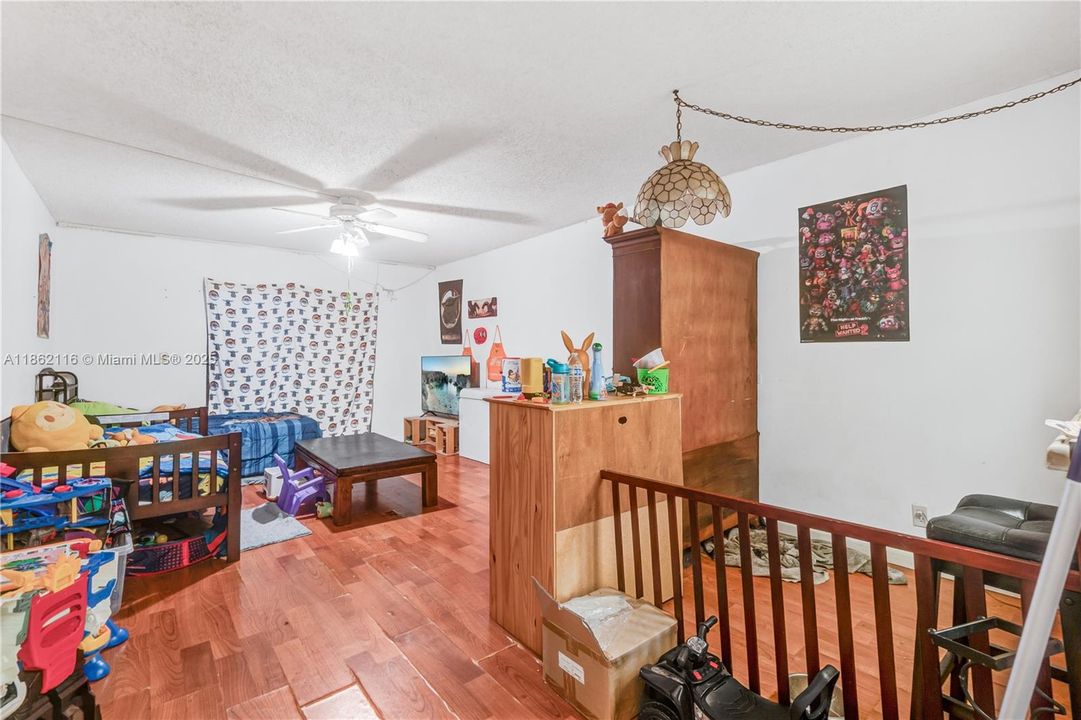 Под контрактом: $165,000 (2 спален, 2 ванн, 1085 Квадратных фут)