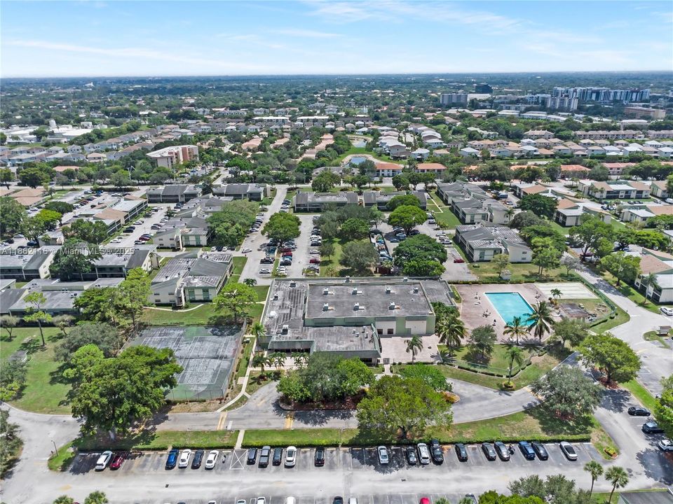 Под контрактом: $165,000 (2 спален, 2 ванн, 1085 Квадратных фут)