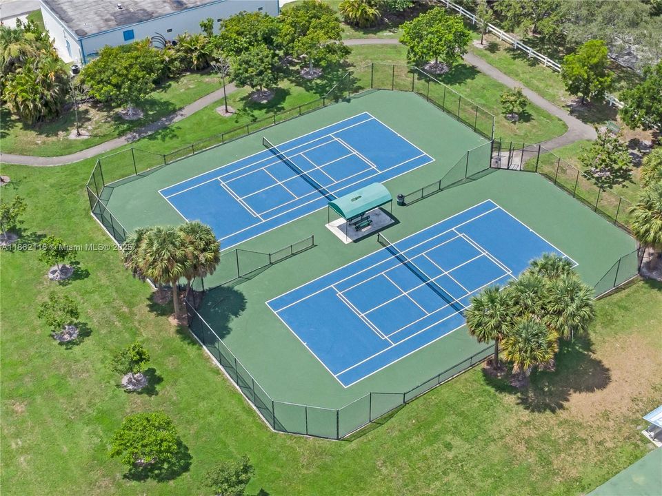 Под контрактом: $165,000 (2 спален, 2 ванн, 1085 Квадратных фут)