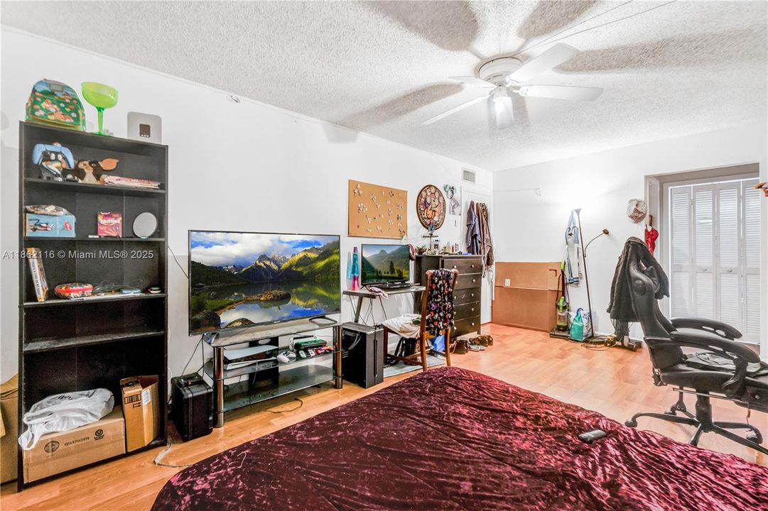 Под контрактом: $165,000 (2 спален, 2 ванн, 1085 Квадратных фут)