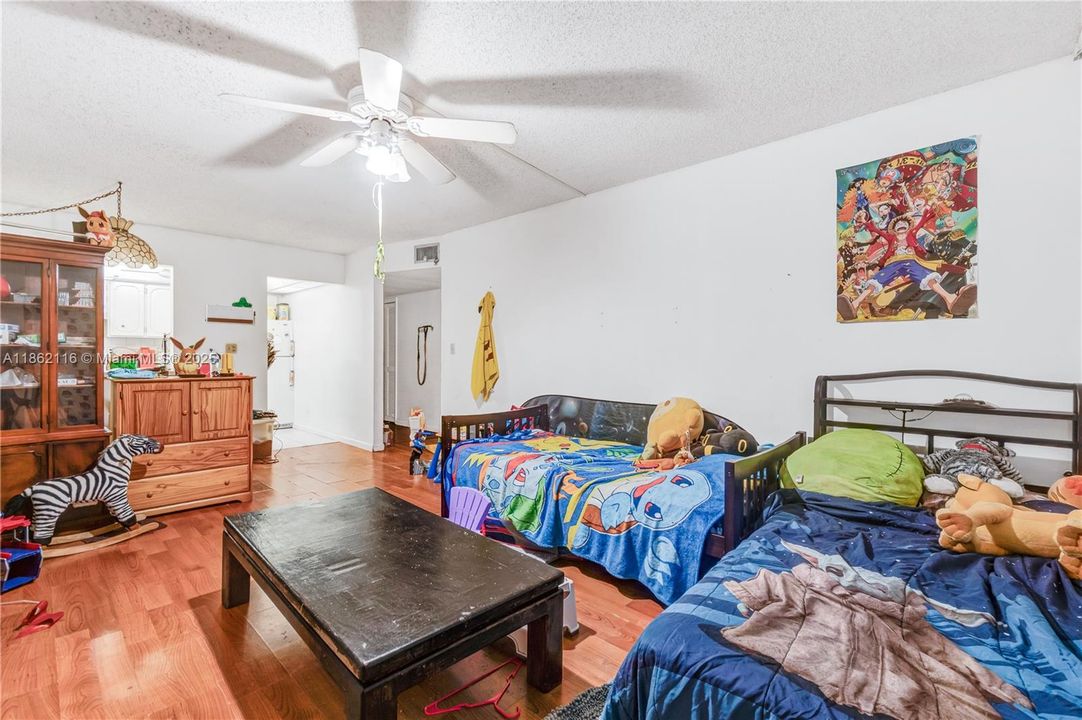 Под контрактом: $165,000 (2 спален, 2 ванн, 1085 Квадратных фут)